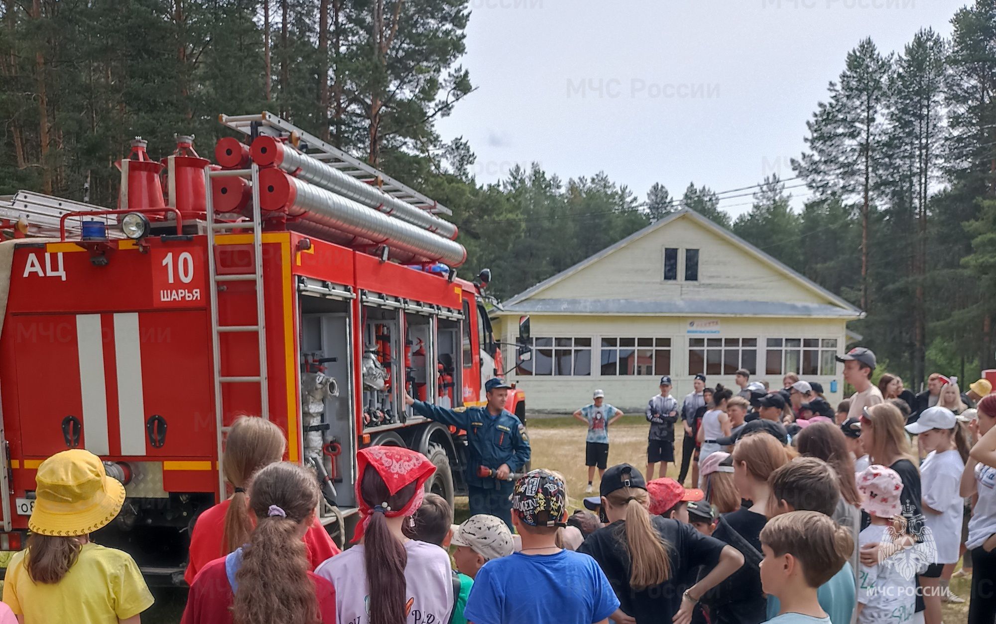 Инспекторами государственного пожарного надзора проводятся дни пожарной  безопасности в детских оздоровительных лагерях